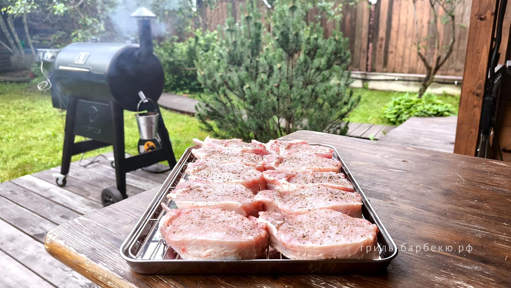 При какой температуре коптить мясо на угольном гриле